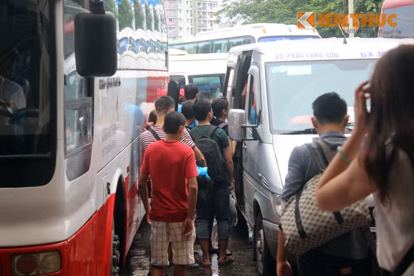 Hành khách tỏ ra háo hức và khẩn trương lên xe.