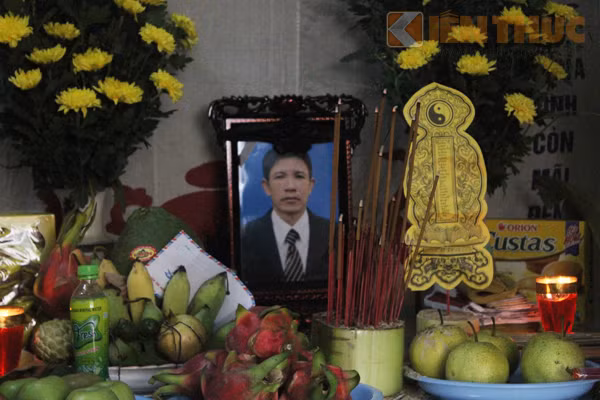 Nhìn vào di ảnh của nạn nhân, bà con trong tổ dân phố số 3 Tiền Huân ai nấy cũng xót thương và căm phẫn trước hành động độc ác của hai bố con hung thủ.