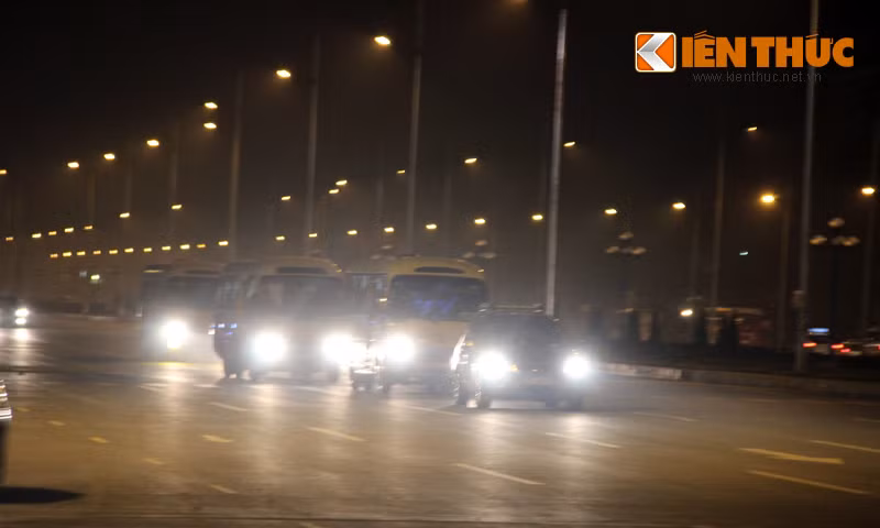 Đoàn xe tang bắt đầu đưa thi thể anh Đạt về với quê mẹ Hải Phòng.
