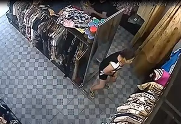 Nữ quái ra tay trộm đồ nhét vào "chỗ kín" rất nhanh.