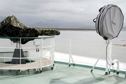 Súng máy 12 ly 7 và loa phóng thanh công suất lớn LRAD trang bị trên tàu.