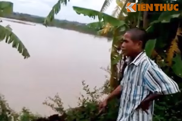 Anh Cao Văn Tuấn bức xúc trước tình trạng khai thác cát trái phép.