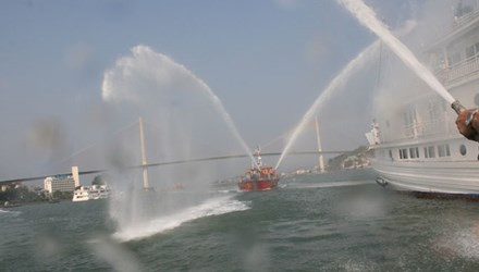 Đây là tình huống giả định trong buổi diễn tập phòng cháy chữa trên tàu du lịch ở vịnh Hạ Long. Buổi diễn tập được tổ chức bởi Sở VHTT&Dl Quảng Ninh, Cảnh sát PCCC tỉnh Quảng Ninh, Ban Quản lý Vịnh Hạ Long, Cảng vụ Đường thủy Nội địa Quảng Ninh, Phòng Cảnh sát Đường thủy – Công an tỉnh Quảng Ninh, cùng Cty Syrena Cruises-một Công ty sở hữu tàu du lịch ngủ đêm cao cấp trên vịnh Hạ Long.