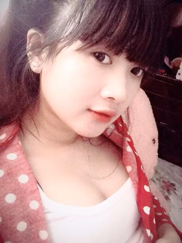 Sở hữu làn da trắng trẻo, khuôn mặt xinh xắn và dễ thương... "Hồng Nguyễn Thúy Thị" tên thật là Nguyễn Ngọc Hạ Mi (sinh năm 1993, quê Đồng Nai) là một hotgirl vừa nổi đang làm dậy sóng dân mạng vì đoạn clip phản cảm "Mình đẻ con cho nhau nhé anh", dài 38 giây do chính cô tự quay bằng camera điện thoại để tỏ tình với bạn trai.