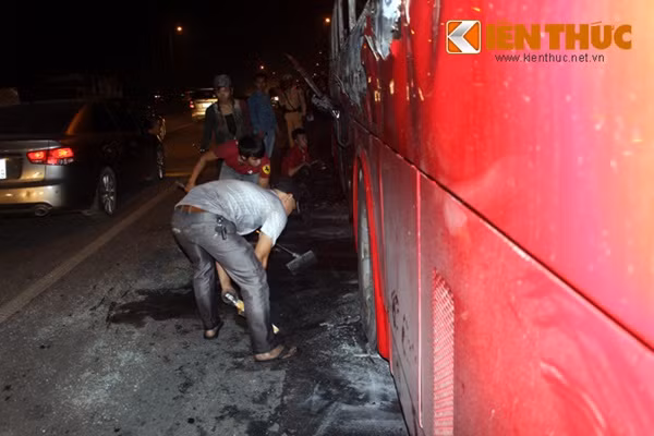 Những mảnh kính vỡ ra từ chiếc xe khách đang được dọn dẹp để không gây nguy hiểm cho các phương tiện tham gia giao thông.