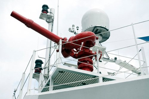 Một trong 2 súng phun nước có thể vươn tới 150 mét.