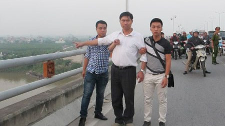 Dẫn giải Nguyễn Mạnh Tường đến hiện trường vứt xác nạn nhân.