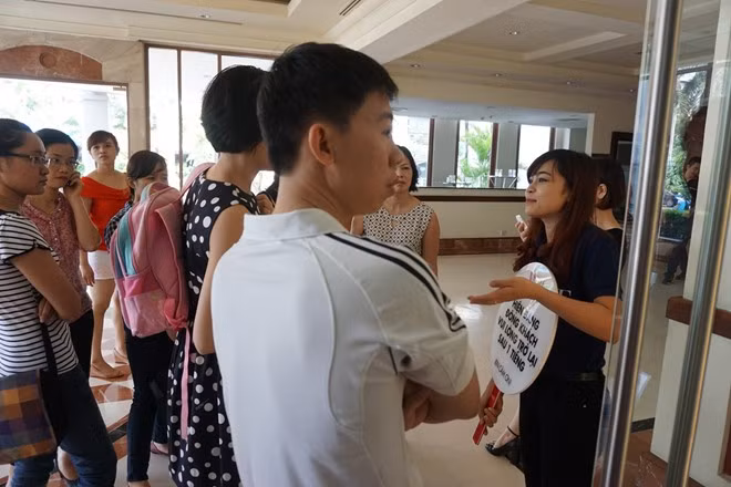 Để lên được hội trường tầng 2 khách sạn, nơi diễn ra sự kiện, các tín đồ hàng hiệu phải qua ít nhất 3 cửa đón tiếp và hướng dẫn khách hàng.