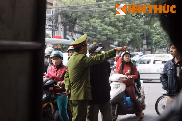 Công an chỉ dẫn người dân đi ra khỏi khu vực xảy ra sự việc tránh tình huống xấu nhất xảy ra.