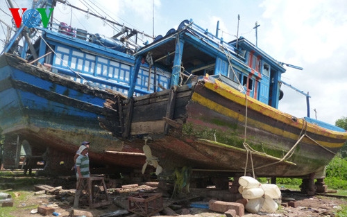 Tàu BTh 98199 bị chìm đã được trục vớt lên bờ.