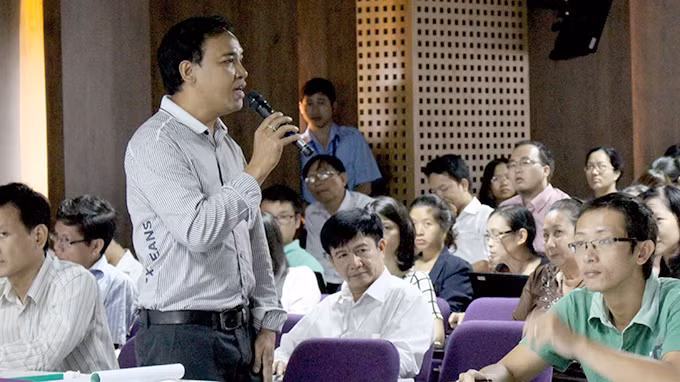 Đại diện nhóm cổ đông 30% phát biểu tại hội nghị “Trước nguy cơ Trường ĐH Hoa Sen bị chiếm đoạt” sáng 30-7 - Ảnh: M.Giảng.