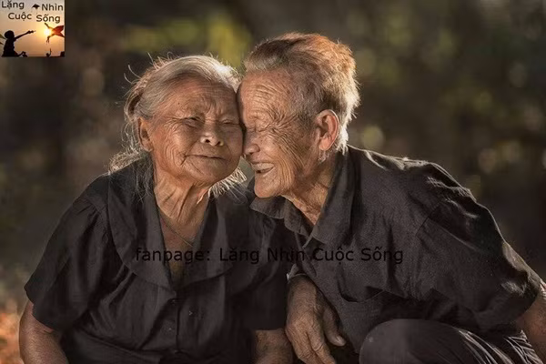 "Hạnh phúc trọn đời". Bức ảnh khiến nhiều thành viên mạng phải ao ước, bởi hạnh phúc đơn giản nhưng thiết tha mà cụ ông và cụ bà dành tặng cho nhau. Ảnh thu hút gần 18 nghìn lượt thích, hơn 300 lượt chia sẻ từ phía cộng đồng mạng.