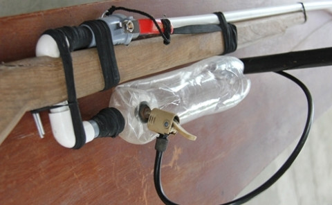 Đến thời điểm này, tuy chưa ghi nhận trường hợp nào trên địa bàn bị thương tích, tử vong do súng tự chế, nhưng hiểm họa từ những khẩu súng tự chế là rất lớn. Trong ảnh: Một bộ phận của khẩu súng tự chế sử dụng đạn bắn bằng viên bi chai.