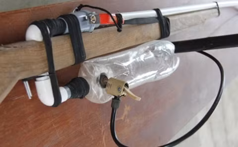 Đến thời điểm này, tuy chưa ghi nhận trường hợp nào trên địa bàn bị thương tích, tử vong do súng tự chế, nhưng hiểm họa từ những khẩu súng tự chế là rất lớn. Trong ảnh: Một bộ phận của khẩu súng tự chế sử dụng đạn bắn bằng viên bi chai.