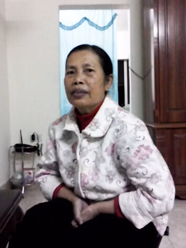 Bà Trần Thị Bẻ (Tổ trưởng tổ dân phố KTT 26A4 phường Thành Công, quận Ba Đình, TP Hà Nội) chia sẻ thông tin cho PV.