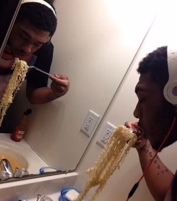 Ăn mì tôm cũng phải "tự sướng" cái đã.