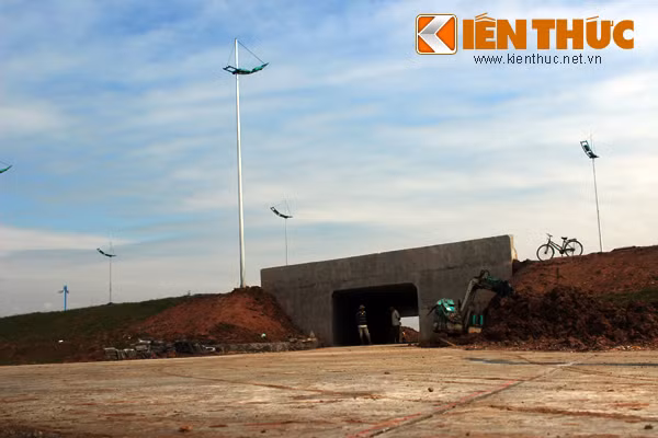 Hầm đường bộ nối liền từ xóm ra các cánh đồng ở thôn Sơn Du, Nguyên Khê, Đông Anh, Hà Nội nằm trên dự án đường nối Nhật Tân - Nội Bài.