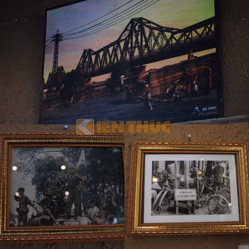 Những bức tranh thời xưa được anh Duy gìn giữ rất cẩn thận.