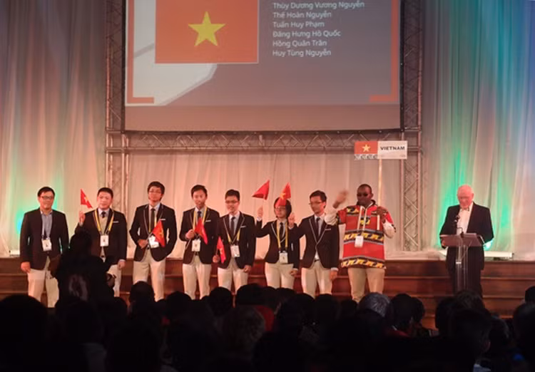 Kỳ thi Olympic Toán quốc tế (IMO 2014) diễn ra tại Cape Town, Nam Phi (từ ngày 3-13/7), đội tuyển Việt Nam gồm 6 thí sinh tham gia. Tất cả các em đều có huy chương, trong đó có 3 huy chương vàng (HCV). Ảnh: Đất Việt.