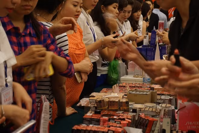 Quầy mỹ phẩm các thương hiệu Shideido, Kanebo của Nhật là 2 trong số những quầy hàng đông khách nhất. Được giảm giá 30-50% cho mỗi sản phẩm, nhiều mẹ bầu cũng không ngại chen lấn ngột ngạt để thử sản phẩm và chọn mua.