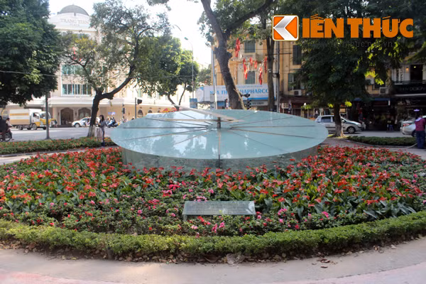 Chiếc đồng hồ hoa bằng kính nằm bên cạnh hồ Gươm (quận Hoàn Kiếm, Hà Nội) được Công ty Kiến trúc Thụy Sĩ ARB lắp đặt nhân dịp kỷ niệm 1.000 năm Thăng Long Hà Nội, trị giá khoảng 20.000 USD.