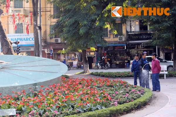 Các nhân viên môi trường dường như chỉ quan tâm đến vườn hoa bên ngoài, còn chiếc đồng hồ ra sao mặc kệ. Bà Nguyễn Thị Tâm, một người dân sống gần khu vực bờ Hồ chia sẻ: "Tôi hay đi vòng quanh hồ Gươm tập thể dục, thấy đồng hồ này không hoạt động cũng lâu rồi. Tôi nhớ có lần nhắc nhân viên nhưng họ không nói gì và làm ngơ đi".