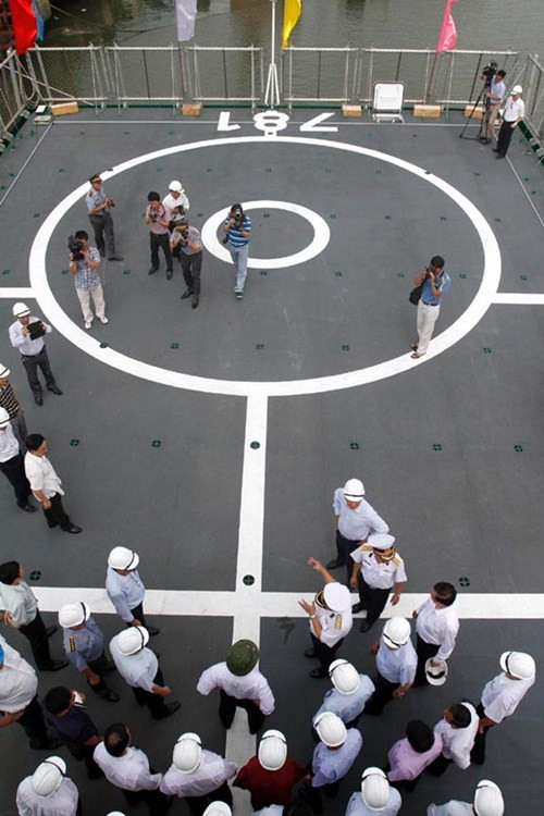 Bãi đỗ cho máy bay trực thăng phía đuôi tàu.