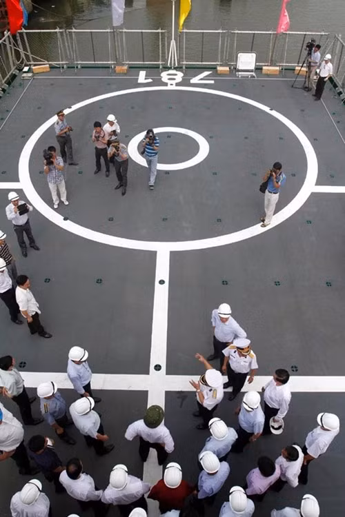 Bãi đỗ cho máy bay trực thăng phía đuôi tàu.