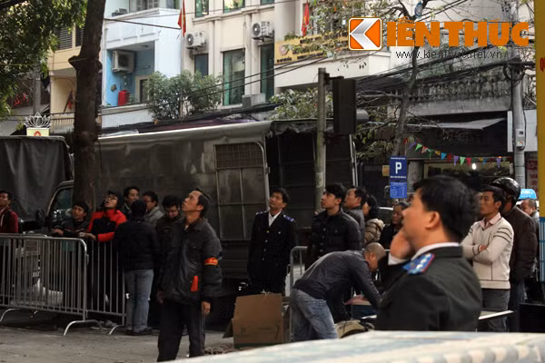 Tuy nhiên, cả hai người đàn ông bên trong vẫn không chịu ra ngoài; Ngược lại họ đã đổ xăng ra sàn phía tầng 3 (tầng cố thủ) ở phía dưới nhiều người có thể ngửi thấy mùi xăng nồng nặc. Theo quan sát của Kiến Thức, lực lượng chức năng có mặt tại hiện trường gần trăm người.