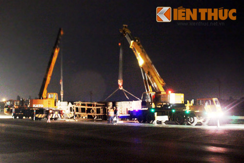 Lực lượng chức năng nỗ lực đưa chiếc xe gặp nạn ra khỏi hiện trường.