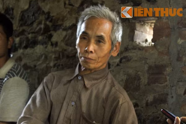 Ông Triệu Văn Thắng (bố của nạn nhân) kể lại vụ việc với phóng viên.