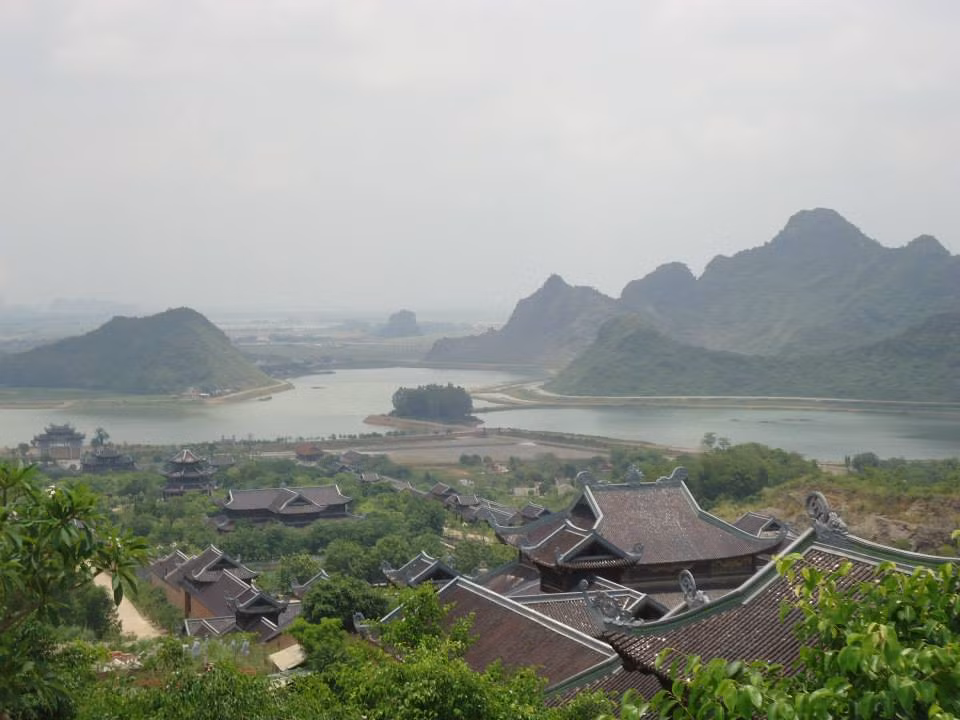 T ừ trên cao, cảnh non nước chùa Bái Đính đẹp như chốn bồng lai tiên cảnh, khiến nhiều người ngỡ ngàng.