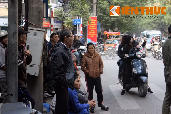 Nhiều người dân tập trung đứng, ngồi nhiều giờ để theo dõi sự việc.