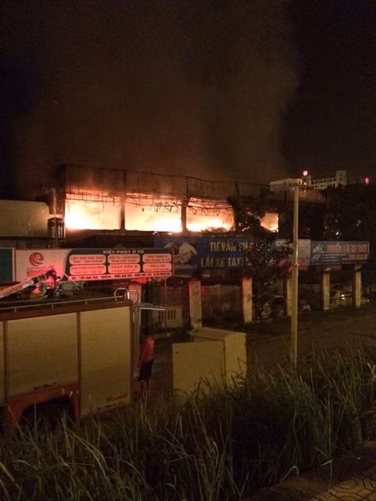 Sau hơn 2 tiếng cháy dữ dội, quán bar nức tiếng Hà thành đã bị thiêu rụi.