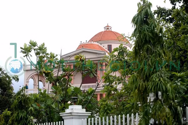 Đây là căn cao nhất và bề thế nhất trong cả khu biệt thự.