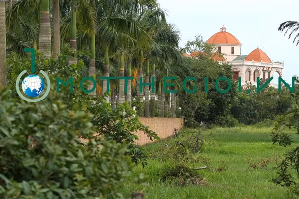 Từ bên kia đường đã có thể thấy rất rõ căn biệt thự.