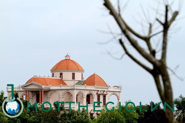 Người dân xung quanh cho biết, họ thấy căn nhà đẹp thì tò mò nhưng không hề biết chủ nhân là ai.