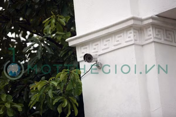 ... và có camera an ninh.