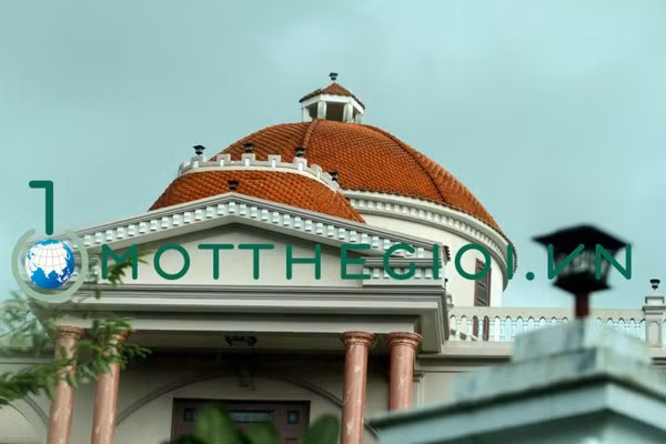 Hệ thống đèn trang trí được bố trí khắp nơi khiến buổi tối căn biệt thự thêm phần lung linh, sang trọng.