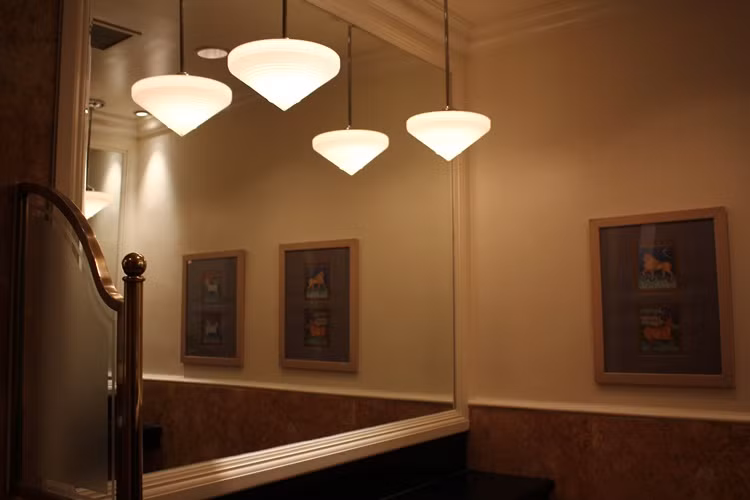  Buồng vệ sinh nữ có gương to, đèn sáng, thuận tiện cho việc trang điểm, điều chỉnh trang phục...