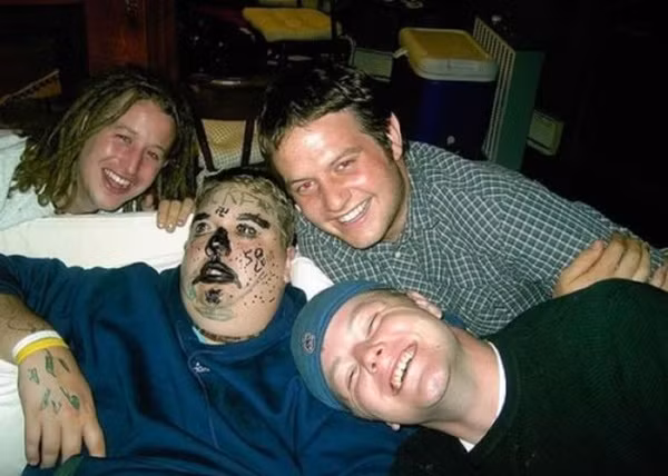 Troll bạn lúc say.