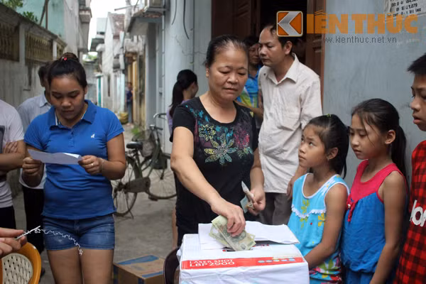 Còn phía ngoài, hàng trăm người dân đang bức xúc và cùng nhau quyên góp tiền ủng hộ cho nạn nhân Dương.