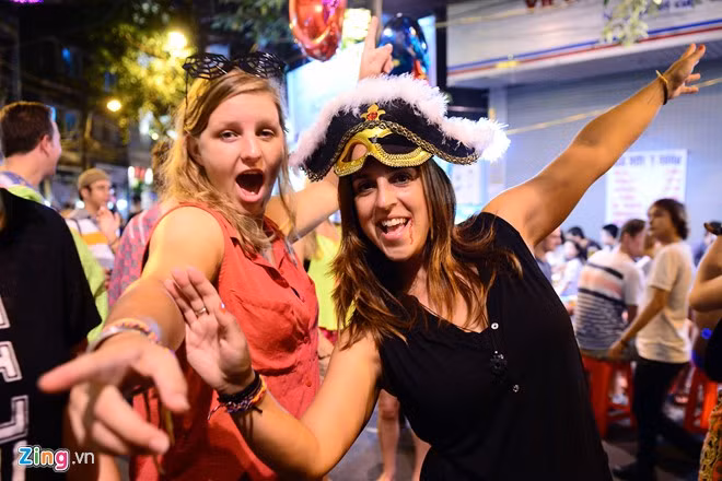 Có những phụ nữ Tây không kịp vẽ mặt đành dùng tạm mặt nạ hóa trang.