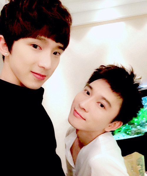 Còn Kenneth (phải), tên thật là Thẩm Khải Ni (sinh năm 1988, cao 1m75), tốt nghiệp thạc sĩ ĐH Stirling nước Anh và bằng cử nhân ngành Quản lý nhân lực, Văn học Anh.