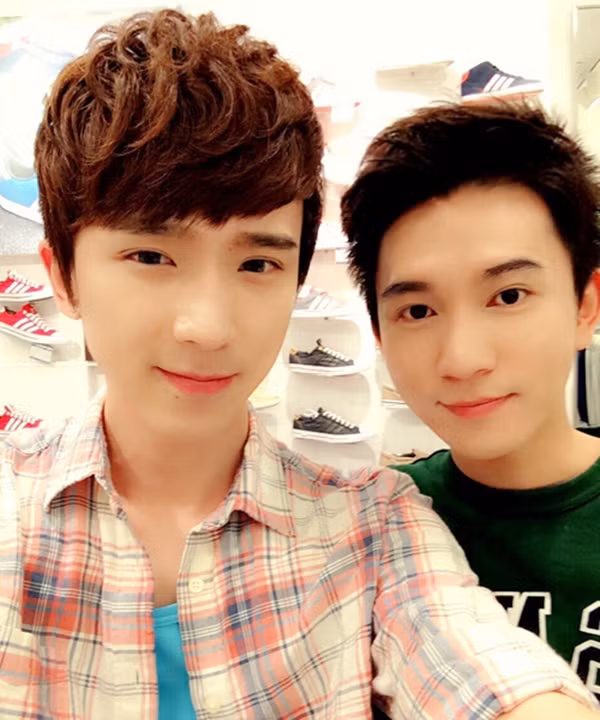 Quintus (trái) và Kenny là cặp đôi đồng tính Trung Quốc cũng được khá nhiều người ngưỡng mộ không chỉ vì ngoại hình đẹp, mà còn bởi chuyện tình lãng mạn nhiều thăng trầm của họ, tất cả được ghi lại trong "Nhật ký trưởng thành" do Kenny viết.