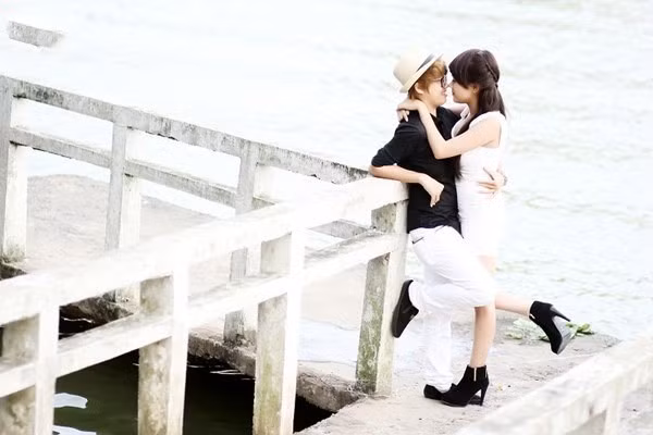 Được biết, Yunbin và Minh Thư gặp nhau trong kỳ học quân sự đầu tiên của thời sinh viên. Sau hơn hai năm tìm hiểu và yêu nhau, Yunbin và Minh Thư quyết định thực hiện bộ ảnh cưới lãng mạn tại Đà Lạt.