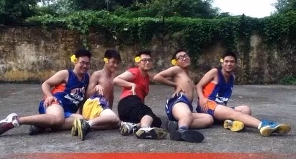 5 anh chàng nằm ưỡn ẹo tạo dáng trên đường.