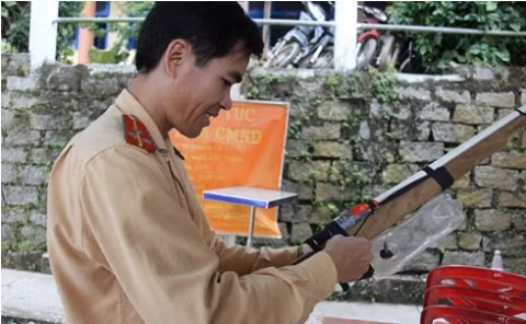 Mất khá nhiều thời gian mới hiểu được cách sử dụng loại súng tự chế của dân.