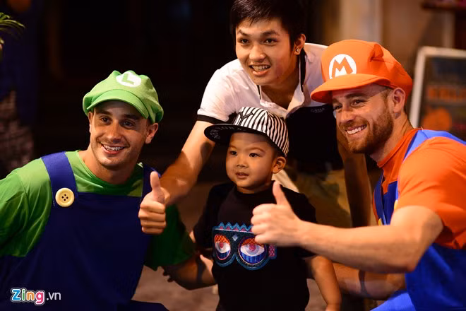 Hai nhân vật Mario trong trò chơi nổi tiếng một thời của giới trẻ Việt nhận được sự yêu thích của nhiều người và xin chụp ảnh cùng.
