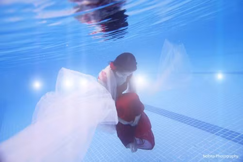 Cô bạn Trịnh Thu Huyền (SV ĐH Thương mại, Hà Nội), cũng tranh thủ tham gia trào lưu để có được cho riêng mình những khoảnh khắc ấn tượng dưới nước. (Ảnh Nobita).